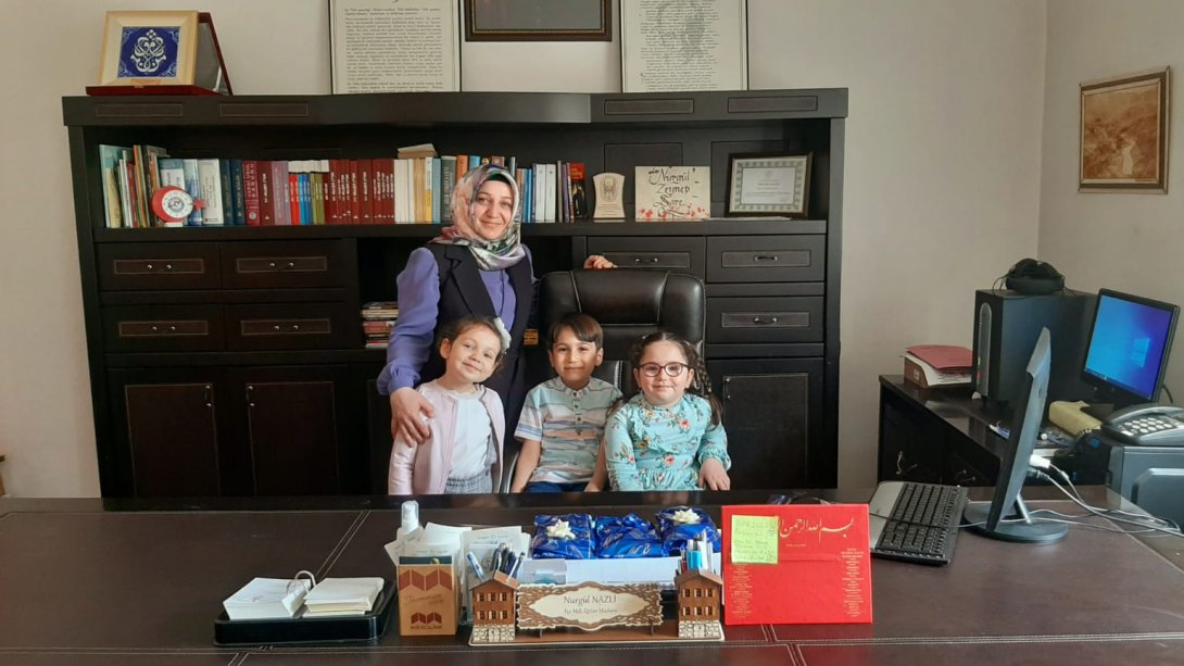 İlçe Milli Eğitim Müdürümüz  Sn. Nurgül NAZLI , 23 Nisan'da Makamını İstikbalimizin Yegane Teminatı Çocuklarımıza Bıraktı.